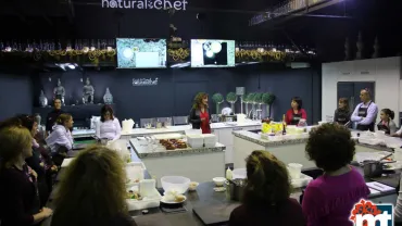 imagen de Fátima Mondéjar y participantes curso cocina, noviembre 2017