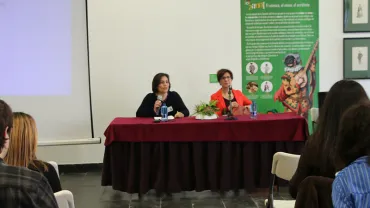 imagen de Carmen Ruedas (izquierda) y Victoria Sobrino (derecha) abriendo la sesión de networking, marzo 2018