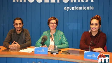 imagen de rueda de prensa con Julián Céspedes, Victoria Sobrino y Carolina Molina, de izquierda a derecha, octubre 2017