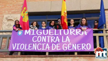 imagen de la pancarta instalada en el balcón del Ayuntamiento, junto con autoridades y alumnado, noviembre 2015