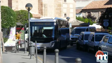 imagen de la parada del autobús en la plaza de la Constitución de Miguelturra