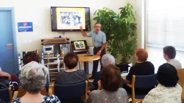 imagen de José Luis Gómez Arenas durante la charla, agosto 2016