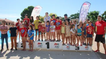 imagen de autoridades, organización y participantes Campeonato Natación Ferias, septiembre 2017