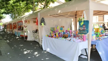 imagen de la feria del comercio y artesanía en la calle, miguelturra, julio de 2018