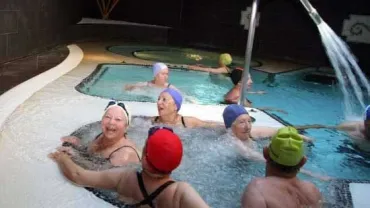 imagen de personas mayores en un balneario