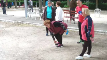 imagen de personas mayores jugando a la petanca, junio 2018