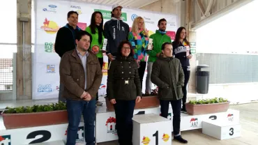 imagen del podio con participantes y autoridades, Media Maratón Rural Villa Miguelturra 2016