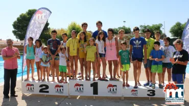 imagen del podio con las autoridades y participantes del Torneo Natación Ferias 2016