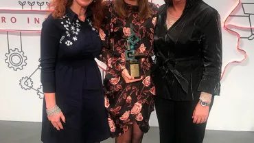 imagen de la ganadora y autoridades durante la gala de los premios regionales, diciembre 2019