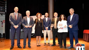 imagen de autoridades provinciales, locales y docentes premiados en la gala, noviembre 2019