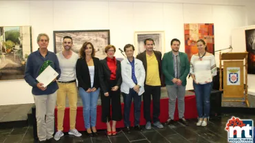 imagen de autoridades locales y provinciales además de personas premiadas, octubre 2017