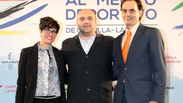imagen de María Pilar León Díaz (iz) ,  Santiago Mascaraque Crespo (der) y el Concejal de Deportes José Félix Martín Ruiz (centro)