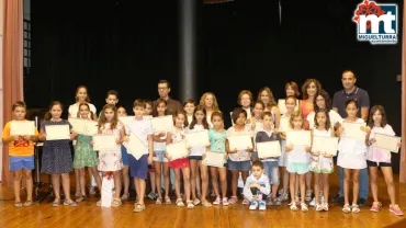 imagen de autoridades y participantes Concurso de Lectura de Verano 2017 de Miguelturra