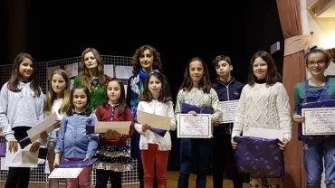 imagen de alumnado premiado en el concurso de carteles y eslóganes 2018, concejala y técnico municipal