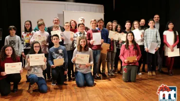 imagen de autoridades, profesorado y alumnado premios sexto primaria, diciembre 2016