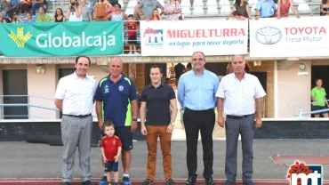 imagen de autoridades y organización en el acto inaugural del Campus de Fútbol 2018 Miguelturra