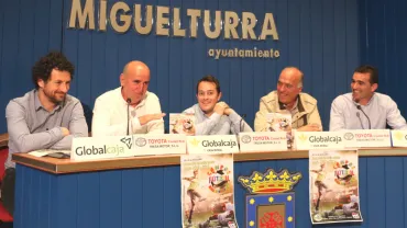 imagen de organización y autoridades locales durante la presentación del Campus de Fútbol 2018