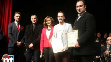 imagen de autoridades y ganador concurso cartel anunciador Semana Santa Miguelturra 2017