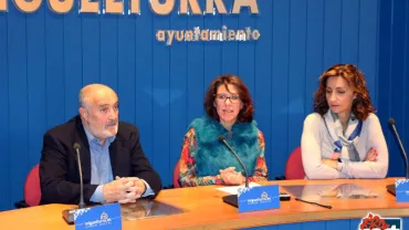 imagen, de izquierda a derecha, Claudio Fernández (CinefóruMiguelturra), Victoria Sobrino (alcaldesa) y Fátima Mondéjar (concejala de Cultura), noviembre 2016