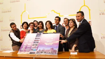 imagen de Victoria Sobrino, alcaldesa de Miguelturra, durante la presentación con el resto de autoridades, mayo 2017