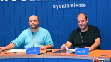 imagen de José Félix Martín Ruiz y Nano Lavín durante la presentación de la nueva programación de Radio Miguelturra, octubre 2015