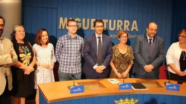 imagen de autoridades regionales, provinciales y locales durante el anuncio del futuro nuevo centro educativo en Miguelturra, septiembre  2017