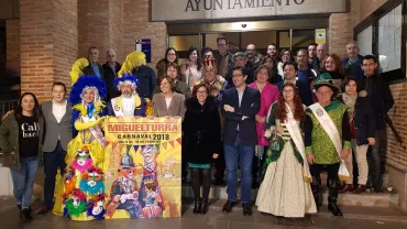 imagen de autoridades regionales, provinciales y locales durante la noticia de que el Carnaval de Miguelturra es de Interés Turístico Nacional, febrero 2018