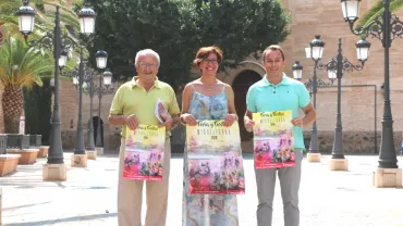 imagen de Julián Sánchez, Victoria Sobrino y Diego Rodríguez, de izquierda a derecha, en la Plaza de la Virgen, 23 agosto 2018