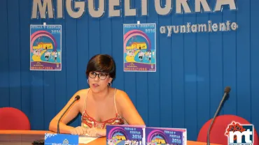 imagen de la concejala Ana González presentando el programa oficial de las Ferias y Fiestas de Miguelturra 2016