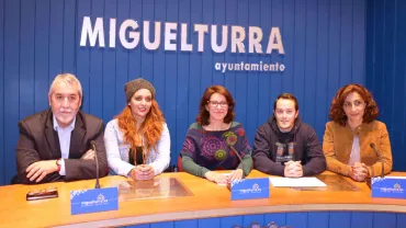de izquierda a derecha los/las concejales/as, Vicente Yerves, Carolina Molina, Diego Rodríguez y Fátima Mondéjar; Victoria Sobrino, alcaldesa, en el centro, diciembre  2016