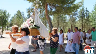 imagen de autoridades, vecinos y vecinas en la procesión de la Virgen Blanca, agosto 2016