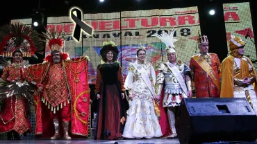imagen de la proclamación oficial de las Máscaras Mayores del Carnaval de Miguelturra, febrero 2018. El lazo negro es por la muerte de un joven en los Carnavales de Herencia