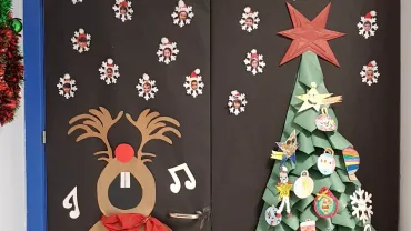 imagen de una de las puertas del Clara Campoamor decoradas con temas navideños, diciembre 2018