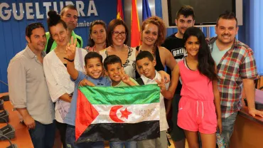 Imagen Victoria Sobrino con  los niños saharauis