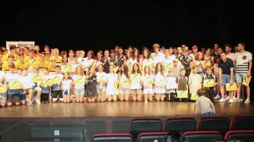 imagen de autoridades y deportistas durante la recepción oficial en el Teatro Cine Paz, junio 2017