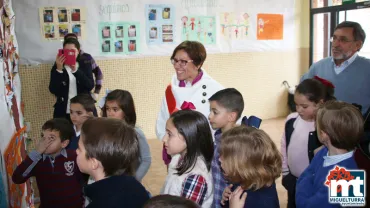 imagen de Victoria Sobrino en el hall del Colegio El Cristo, alumnado y docentes, noviembre 2017