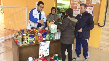 imagen de la recogida de alimentos en el partido de baloncesto, diciembre 2016