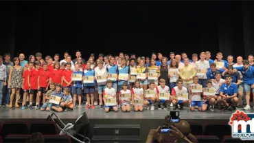 imagen grupal de autoridades y deportistas de este acto de reconocimiento, 26 junio 2019