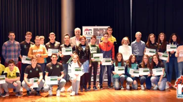 imagen grupal de autoridades y deportistas en la Casa de Cultura, enero 2019