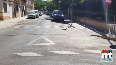 imagen de calle de Miguelturra, vehículos al fondo y señal de prohibido el paso, junio 2019
