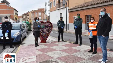 imagen durante el reparto de mascarillas en Miguelturra, martes 14 de abril de 2020