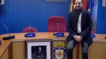 imagen de Miguel Angel García Llorente junto al retrato del Rey Felipe VI