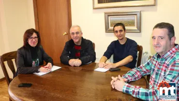 imagen de la reunión entre Ayuntamiento y Agrupación del Cristo de la Piedad, marzo 2016