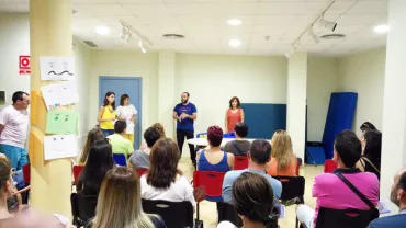 imagen de la reunión entre organización y padres-madres del Aula y Escuela de Verano 2017