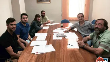 imagen de reunión entre jóvenes del Plan de Empleo y Ayuntamiento, octubre 2015