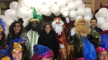 imagen de los Reyes Magos y autoridades frente a la puerta del consistorio, enero 2018
