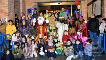 imagen de los Reyes Magos de Oriente junto a autoridades locales, pajes, padres, madres, niños y niñas, diciembre 2020