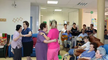 imagen del Coro y Rondalla de Miguelturra en el Servicio de Estancias Diurnas, julio 2016