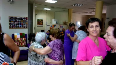 imagen de la Rondalla y personas bailando al compás de sus canciones, octubre 2018