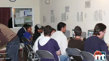 imagen de jóvenes durante actividades de ocio en el Centro Joven, septiembre 2015